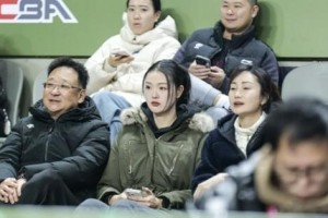 开云下载-老婆来看球压力大？张常宁现身同曦主场，吴冠希连丢关键罚球