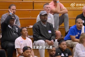 开云入口-米切尔化身”德鲁大叔“！百发百中惊艳球场小学生！