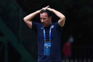 开云平台-老毛病又犯了！广州城防线崩溃 6轮不胜前四要悬