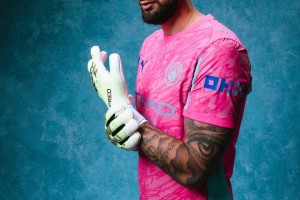 开云入口-职业规划这块🤑26岁多纳鲁马10年赚8850万，曼城5年6500万+奖金