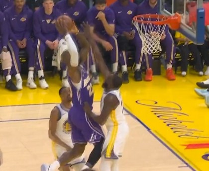 开云平台-詹姆斯突破途中疑似顶到了“小追梦”！追梦捂裆有些不适